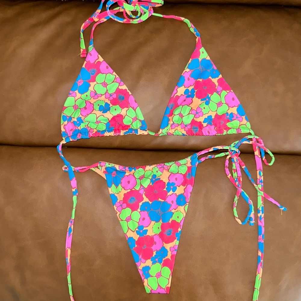 Frankie’s bikinis 👙 groovy triangle set 🧡